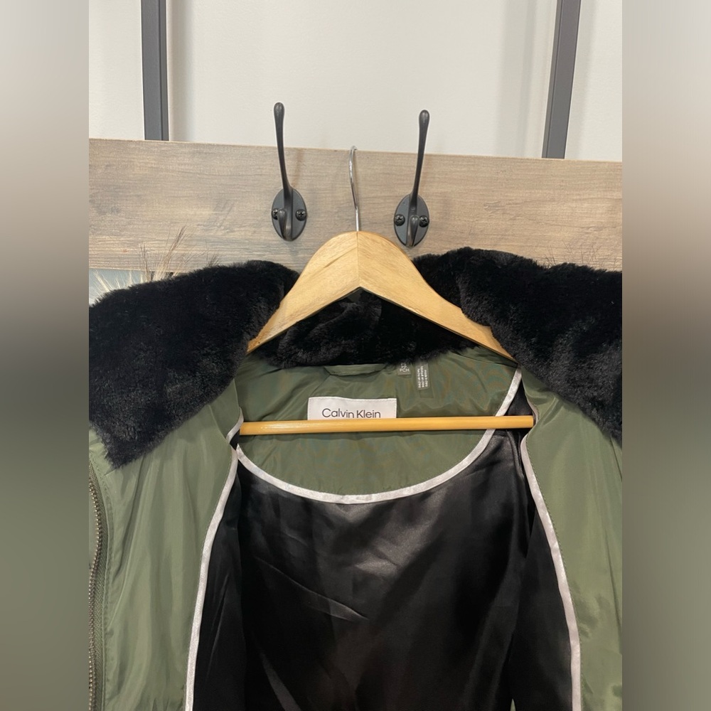 COPY - Small Women's Calvin Klein Black and Army Green Puffer Coat with Faux Fu… - Picture 7 of 12
